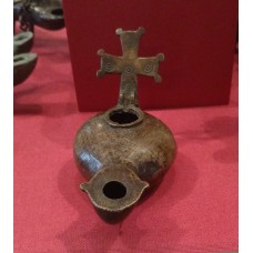 Lamp with decorative reflector in the shape of a cross